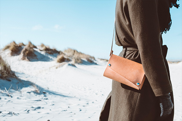 Une femme qui porte un sac en bandoulière