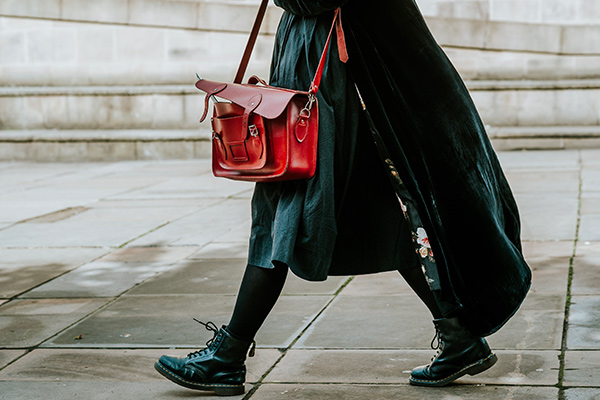 Un sac rouge forme cartable