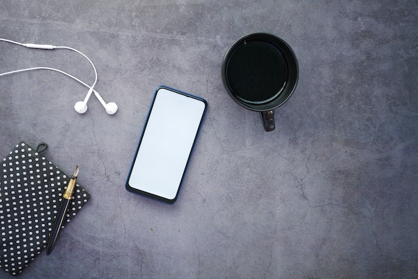 Un smartphone posé sur une table