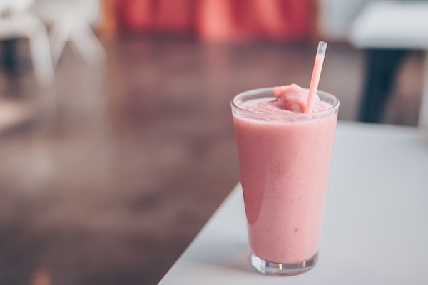 Smoothie fraise - Photo by Joshua Sorenson on Unsplash