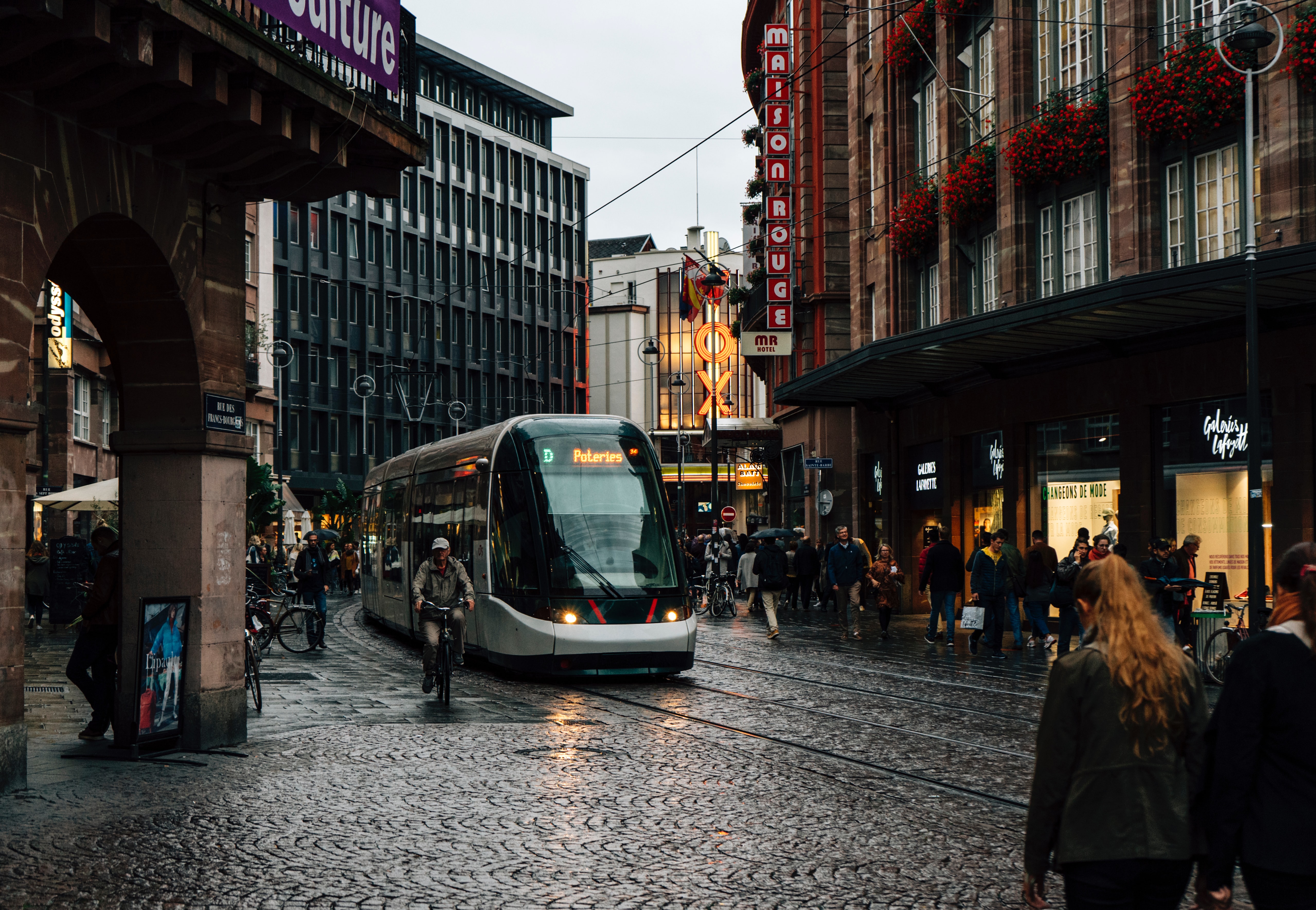 Un tram dans une ville pluvieuse