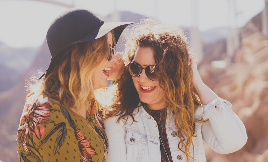 Deux femmes portant des lunettes de soleil