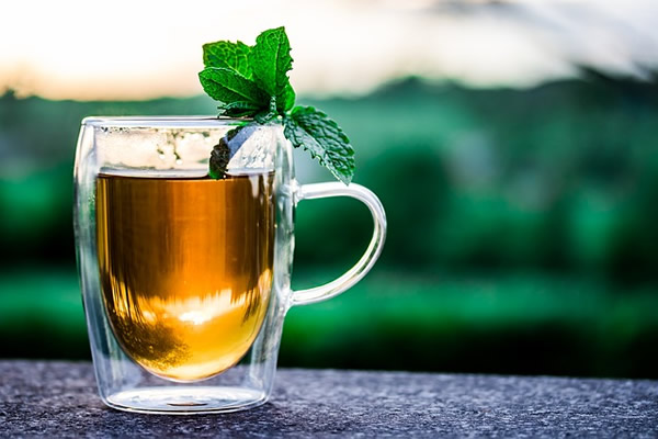 En été, faut-il boire du chaud ou du froid ? Les bienfaits du thé chau