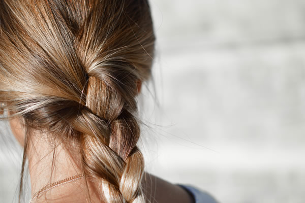 Jeune femme aux cheveux tressés