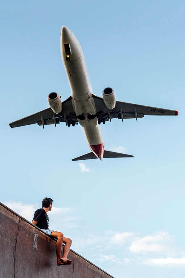 Un homme qui regarde un  avion