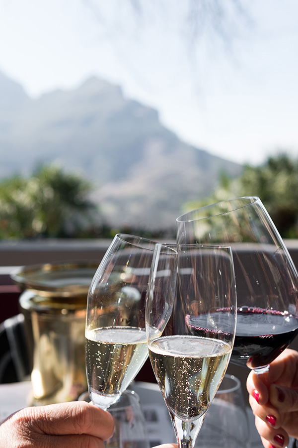 Verre de vin rouge et verres de champagne