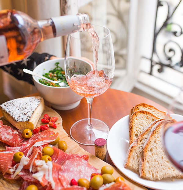 Verre de vin rosé avec plateau de charcuterie